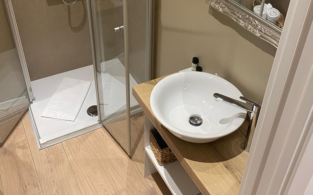 Lainez Room & Suites