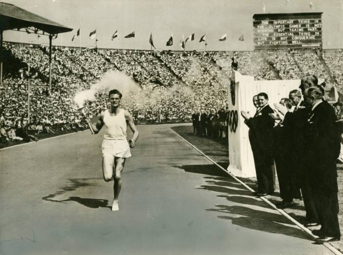 L’arrivo della fiamma olimpica nello stadio di Wembley 