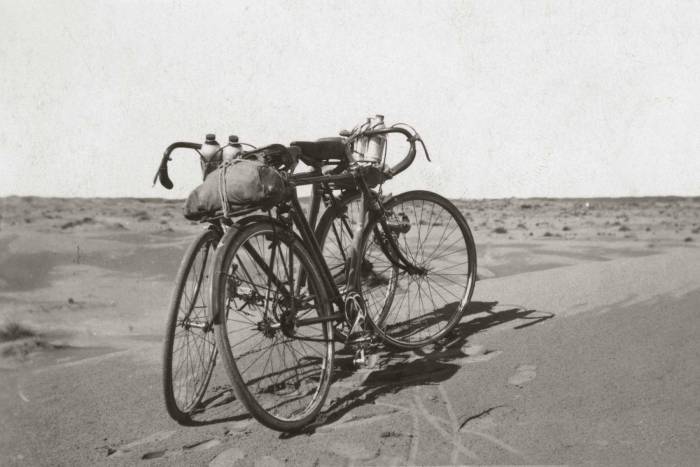 FOTO "BICICLETTE" (Avventure ciclistiche nel deserto della Libia, ca. 1930). FOTO "BICICLETTE" (Avventure ciclistiche nel deserto della Libia, ca. 1930).