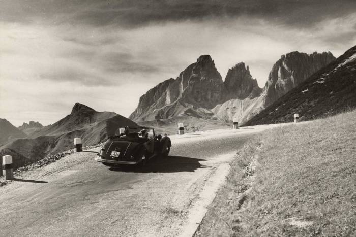 FOTO "DOLOMITI" (Sulla Strada delle Dolomiti: il Sassolungo visto dal passo Pordoi, 1959).