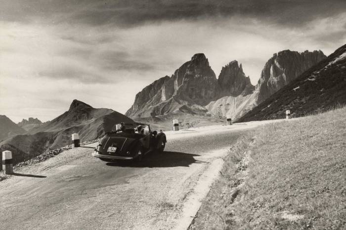 FOTO "DOLOMITI" (Sulla Strada delle Dolomiti: il Sassolungo visto dal passo Pordoi, 1959). FOTO "DOLOMITI" (Sulla Strada delle Dolomiti: il Sassolungo visto dal passo Pordoi, 1959).