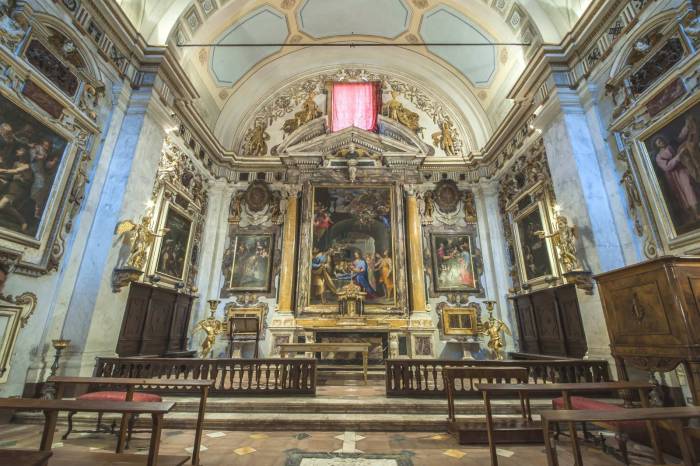 L'altare maggiore della chiesa di S. Raimondo al Refugio.