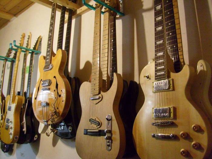 Strumenti musicali del liutaio Ugo Redolfi.