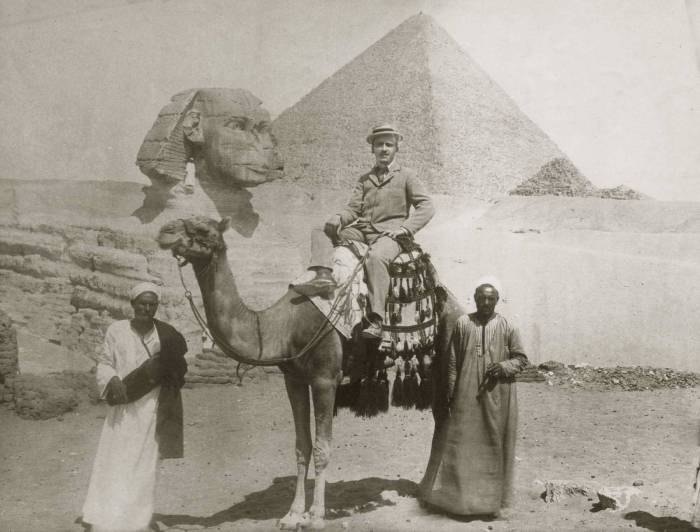 FOTO "PIRAMIDI" (In visita alle Piramidi di Giza, Egitto, ca. 1930). FOTO "PIRAMIDI" (In visita alle Piramidi di Giza, Egitto, ca. 1930).