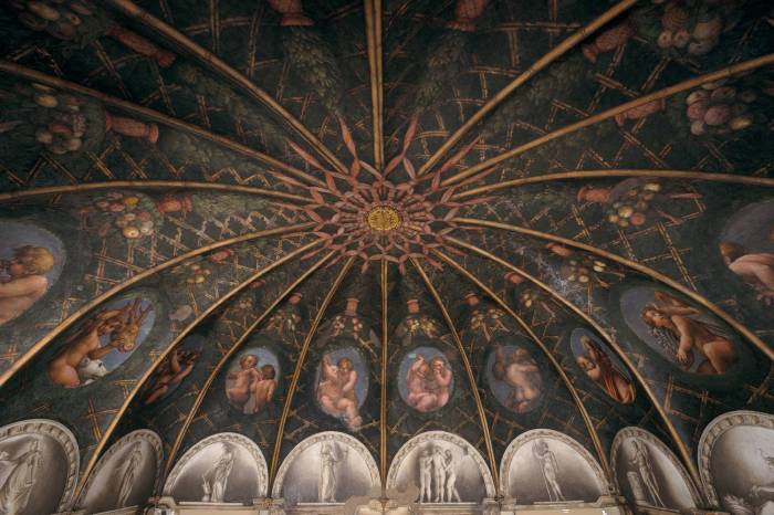 Parma - Camera di San Paolo - interno. Su concessione del Ministero per i beni e le attività culturali - Soprintendenza BSAE di Parma e Piacenza. Si vieta qualsiasi forma di riproduzione o pubblicazione.