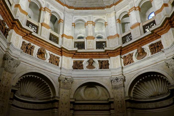 La segrestia bramantesca, oggi battistero.
