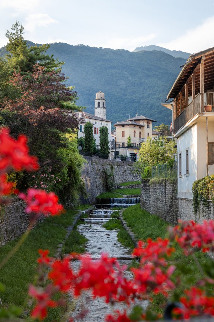 Il centro di Cison di Valmarino e il corso d'acqua visti da Ponte Pagliaro, Treviso, Italia. Photo ©Silvia Longhi