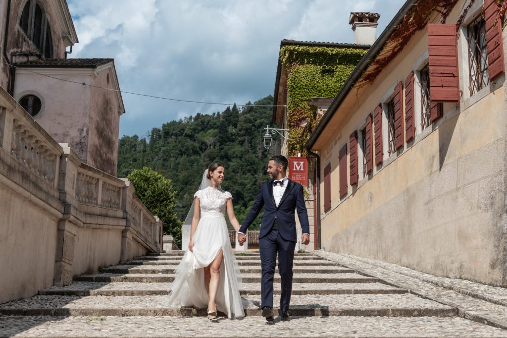 Una coppia appena sposata posa per le fotografie nel borgo di Cison di Valmarino, Treviso, Italia. Photo ©Silvia Longhi