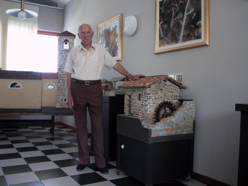 Carlin con una delle sue opere - Foto: Museo da li mans di Carlin