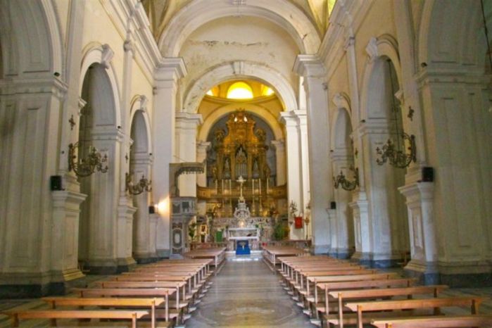 Napoli, la chiesa di San Giacomo degli Spagnoli