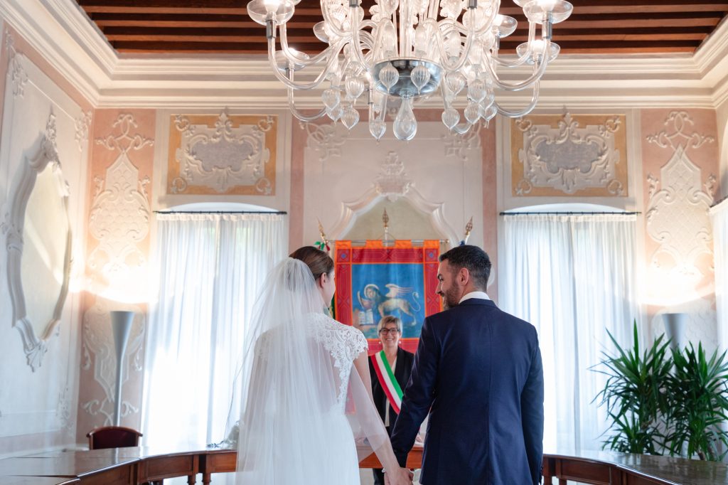 Matrimonio celebrato nella sala del comune di Cison di Valmarino, Treviso, Italia. Photo ©Silvia Longhi