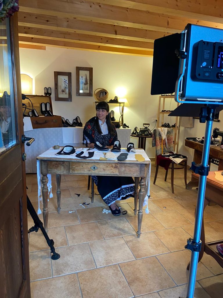 Clarissa Rosa Gobbo nel suo laboratorio a Poffabro