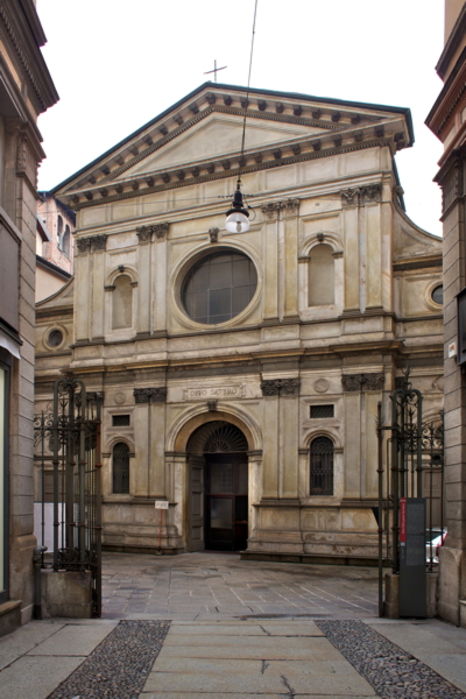 La facciata di S. Maria presso S. Satiro, a Milano.