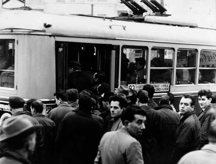 Operai si recano al lavoro col filobus 93, Milano 1961 © Archivio Tci.