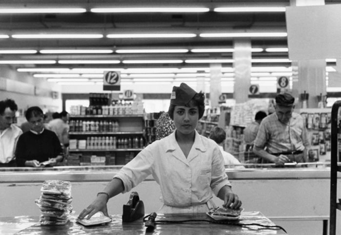Reparto carni di un supermercato esselunga, Milano 1961  © Archivio Tci.