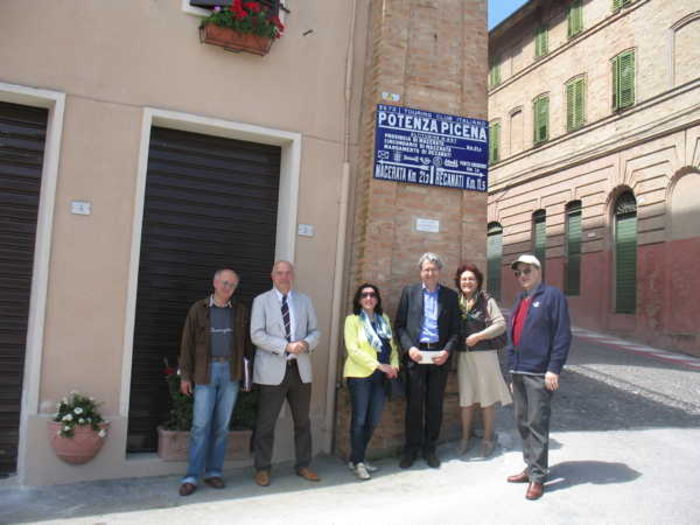 Le autorità comunali di Potenza Picena all'inaugurazione della targa Tci