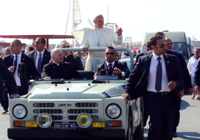 Papa Francesco sulla Campagnola, a Lampedusa. (ph Andrea Campanelli/Fotogramma)