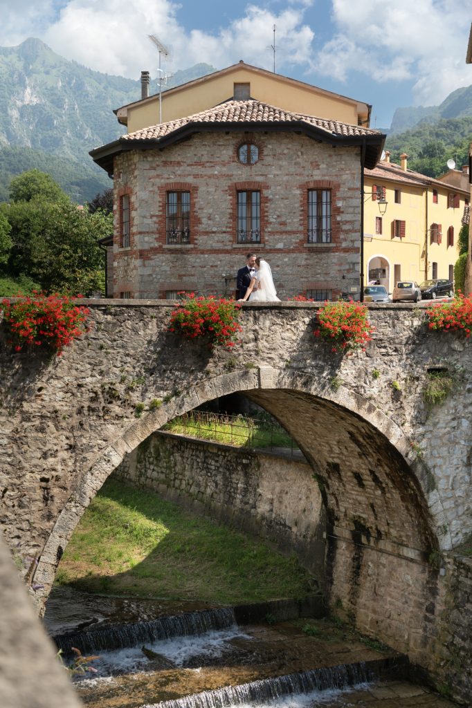 Una coppia appena sposata posa per le fotografie nel borgo di Cison di Valmarino, Treviso, Italia. Photo ©Silvia Longhi