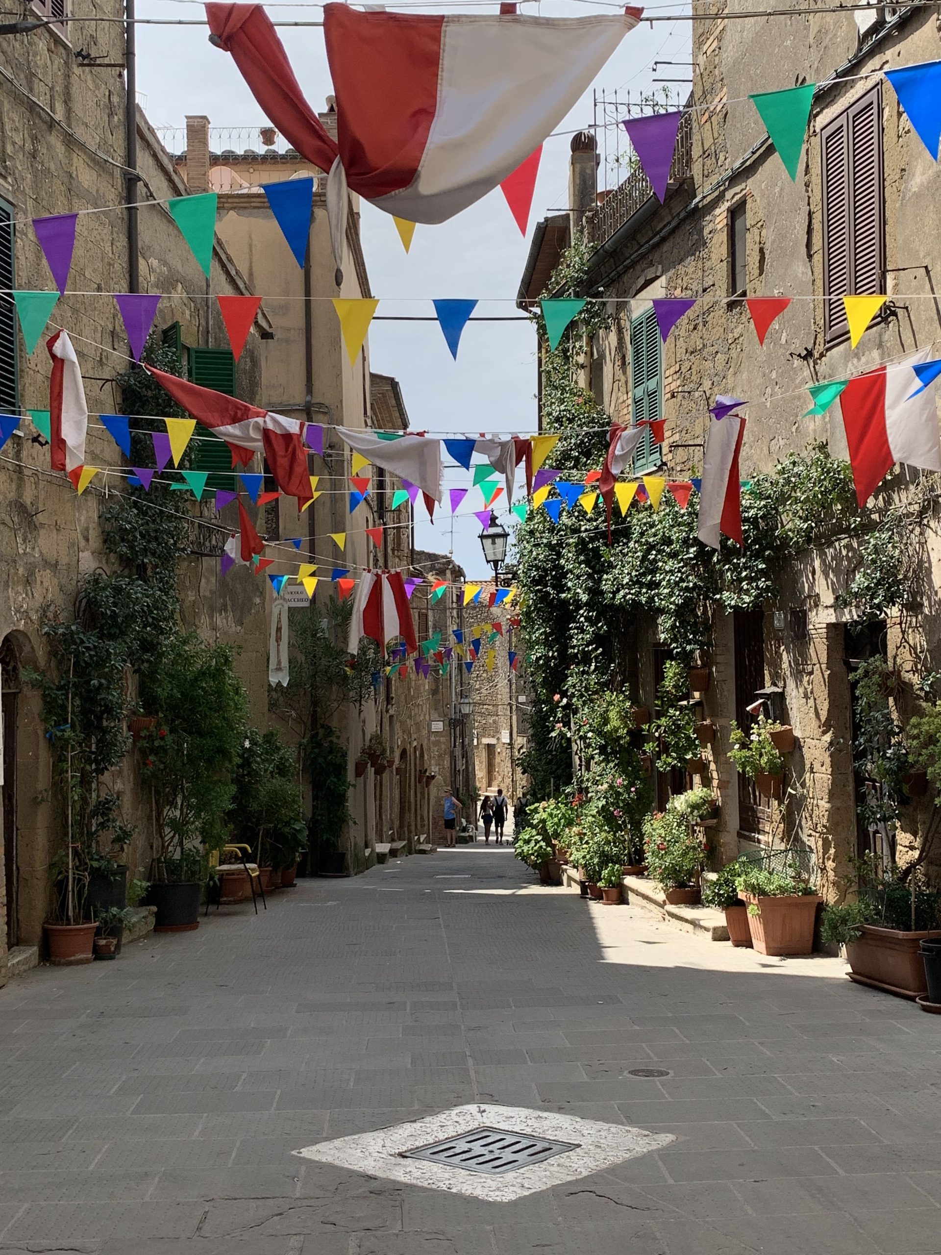 Vicolo addobbato alla vigilia della festa di San Rocco a Pitigliano - Foto di Debora Fregonese