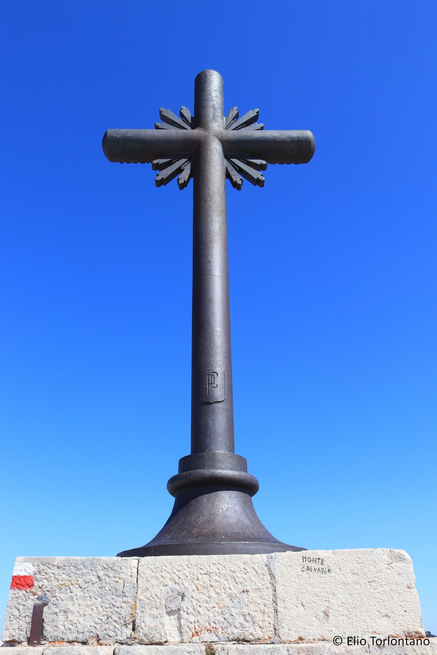La croce monumentale del 1901 posta sulla vetta del Monte Calvario