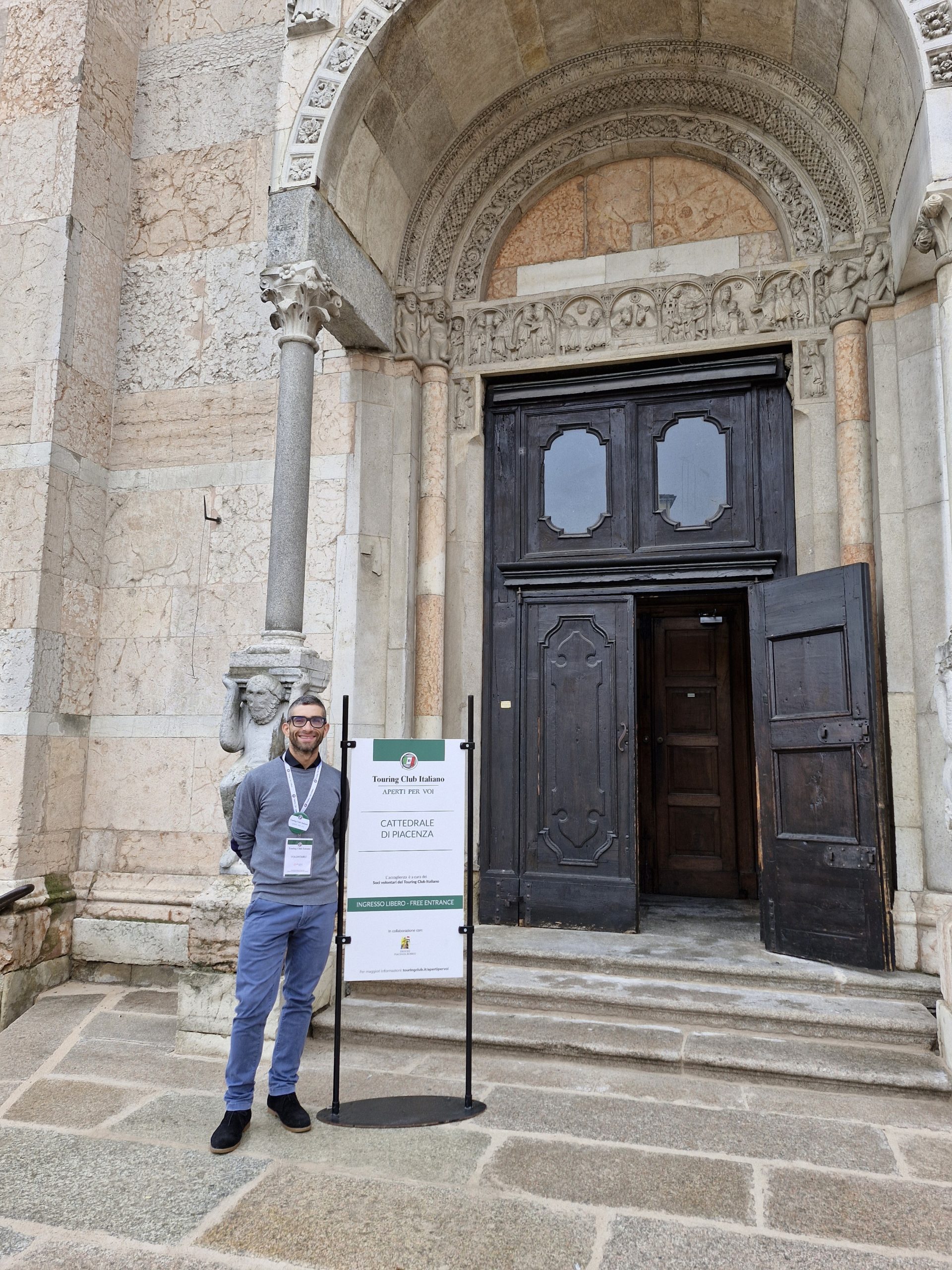 Dipendente Enel presso la Cattedrale di Piacenza, luogo Aperti per Voi TCI