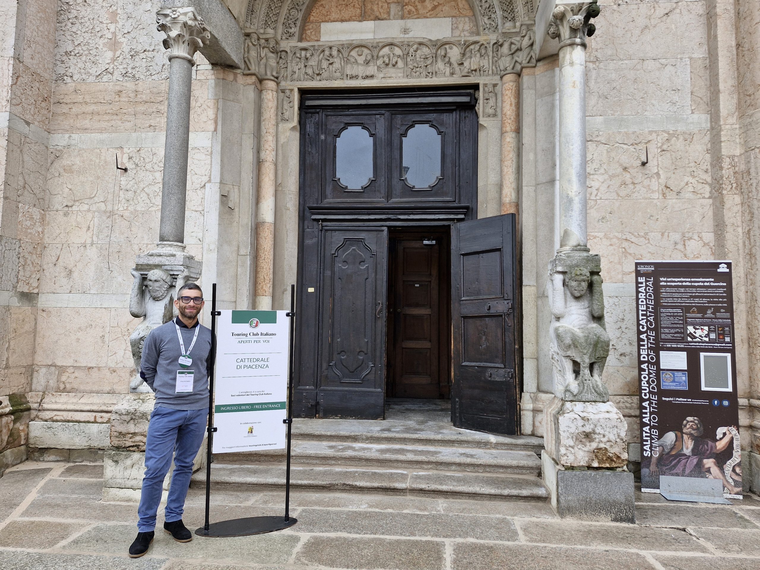 Dipendente Enel presso la Cattedrale di Piacenza, luogo Aperti per Voi TCI