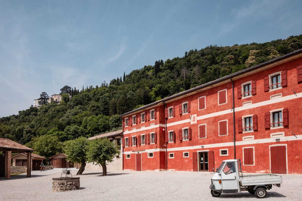 Borgo Case Marian è la sede della Pro Loco di Cison di Valmarino che qui organizza Artigianato Vivo. Il presidente Simone Moret è fotogafato all'interno delle Case Marian insieme ad alcune volontarie. Cison di Valmarino, Treviso , Italia. Photo ©Silvia Longhi