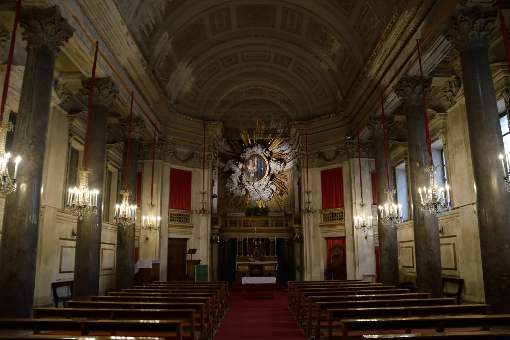 L'altare della chiesa San Filippo Neri