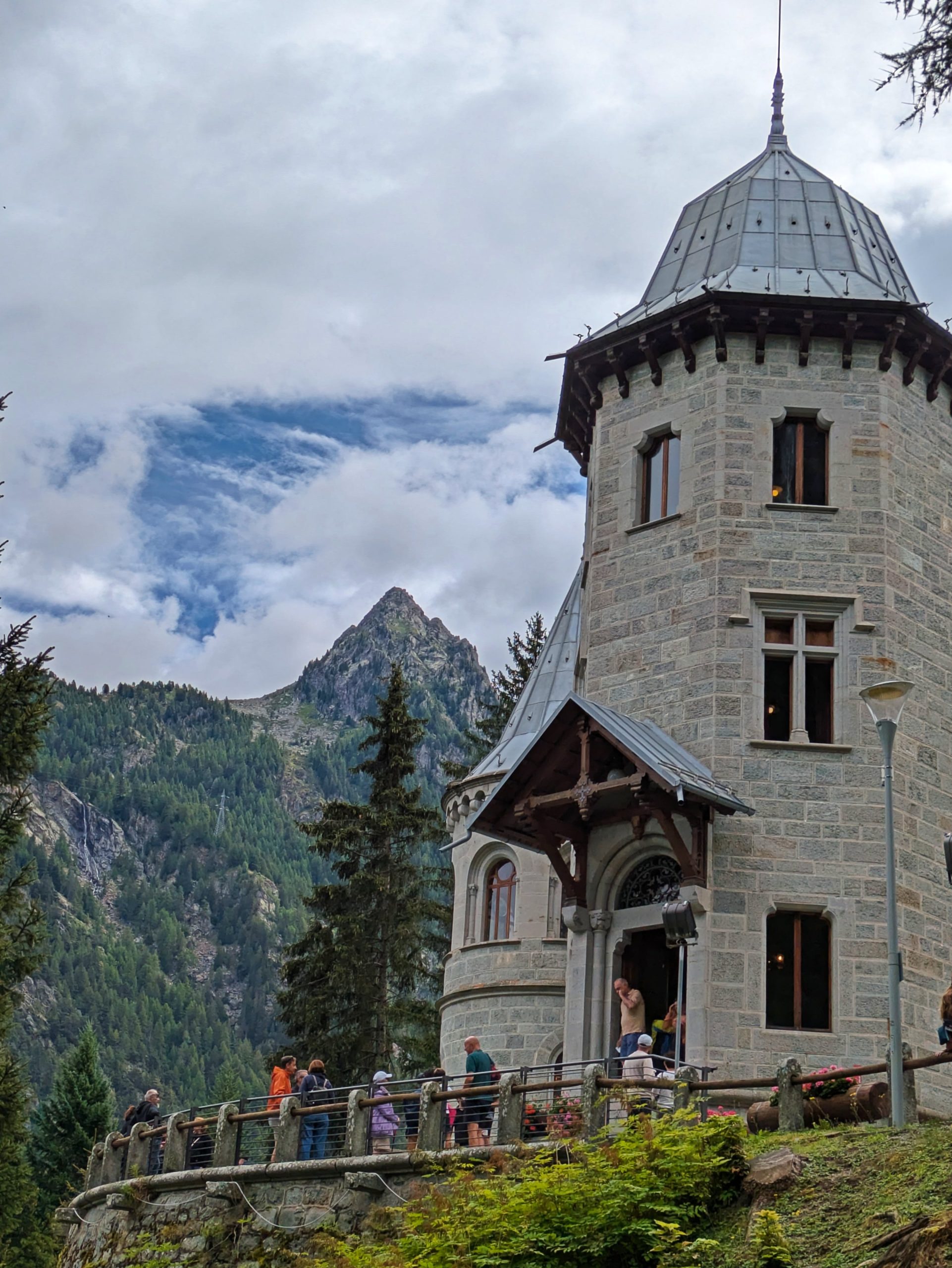 L'attesa per la visita al Castel Savoia di Gressoney-Saint-Jean - foto di Alessandra Bessone