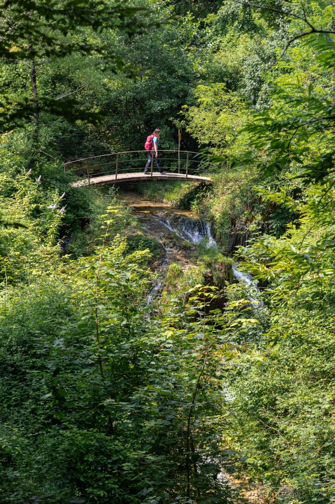 Caterina Fava, guida escursionistica fondatrice di Trekkyo, lungo il percorso della Via dell'Acqua. Cison di Valmarino, Treviso , Italia. Photo ©Silvia Longhi