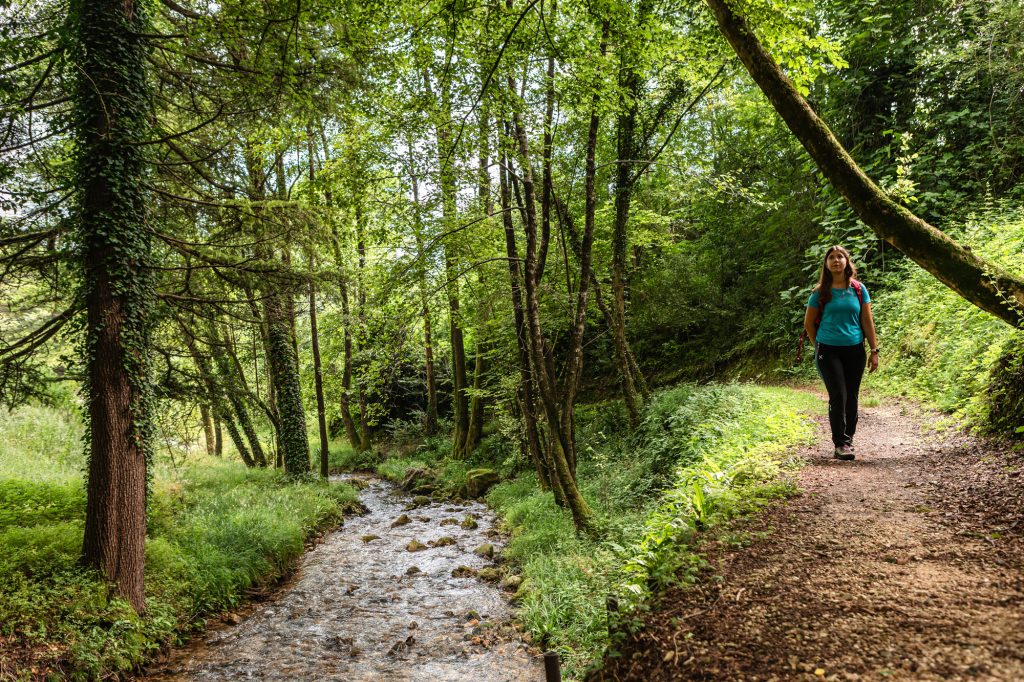 Caterina Fava, guida escursionistica fondatrice di Trekkyo, lungo il percorso della Via dell'Acqua. Cison di Valmarino, Treviso , Italia. Photo ©Silvia Longhi