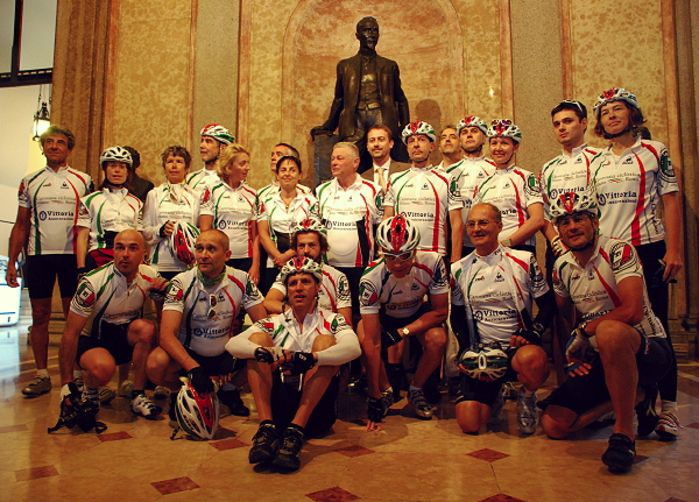 Foto di gruppo nell'atrio del palazzo di corso Italia.
