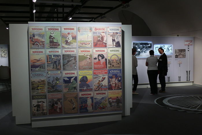 Collage di copertine storiche di pubblicazioni Touring.