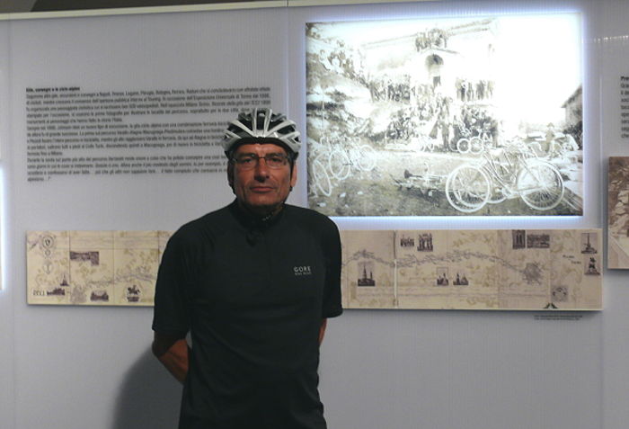Il cicloamatore Alberto Fiorin dinanzi alle immagini della storica Carovana Tci.