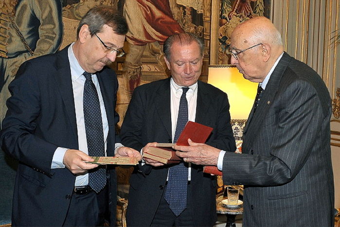 Il Presidente Napolitano riceve da Iseppi e Galeotti alcune guide storiche.
