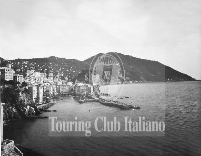 Veduta di Camogli (Genova) da ponente. 1920-1930, Archivio Tci