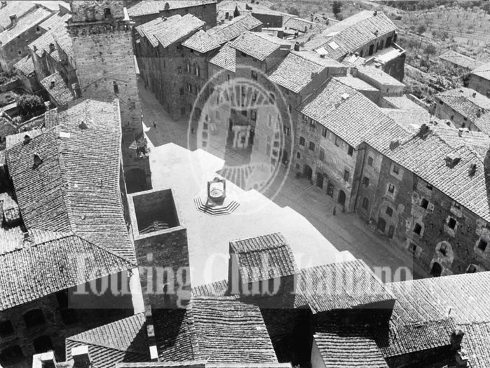 Piazza della Cisterna a San Gimignano (Siena). 1954, Archivio Tci