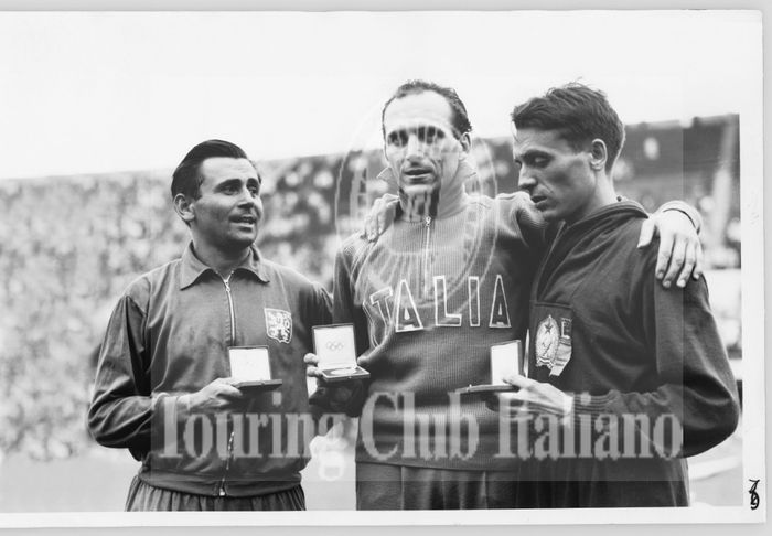 Pino Dordoni vince l'Oro realizzando il primato olimpico della 50km di marcia alle Olimpiadi di Helsinki. 1952, Archivio Tci