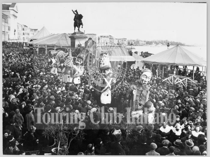 Carnevale sulla riva degli Schiavoni. 1930, Archivio Tci