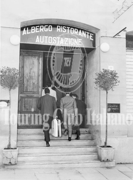 L'ingresso dell'Albergo Ristorante Autostazione di Arezzo. 1960, Archivio Tci