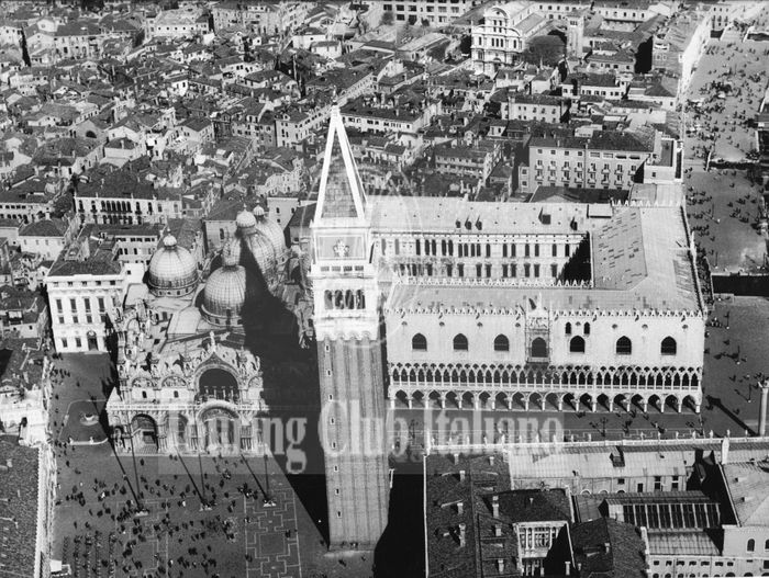 Veduta aerea del Palazzo Ducale e del campanile di San Marco. 1962, Archivio Tci