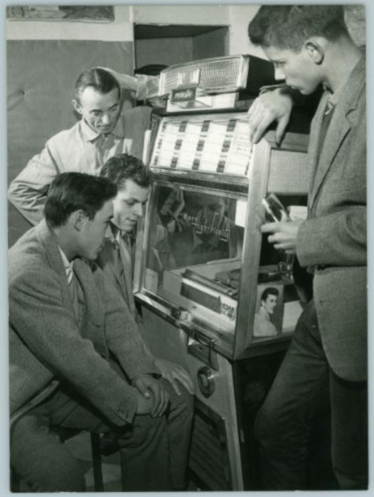 1968: giovani davanti a un jukebox © Archivio Tci