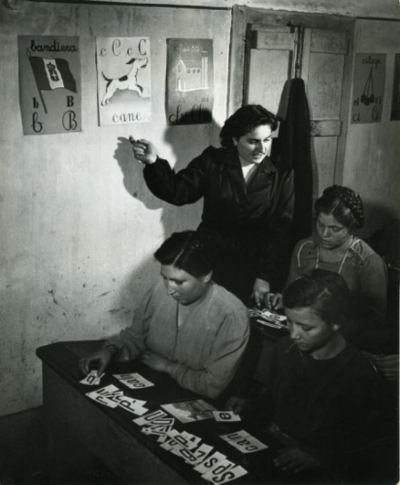 1951-52: lotta all'analfabetismo © Archivio Tci
