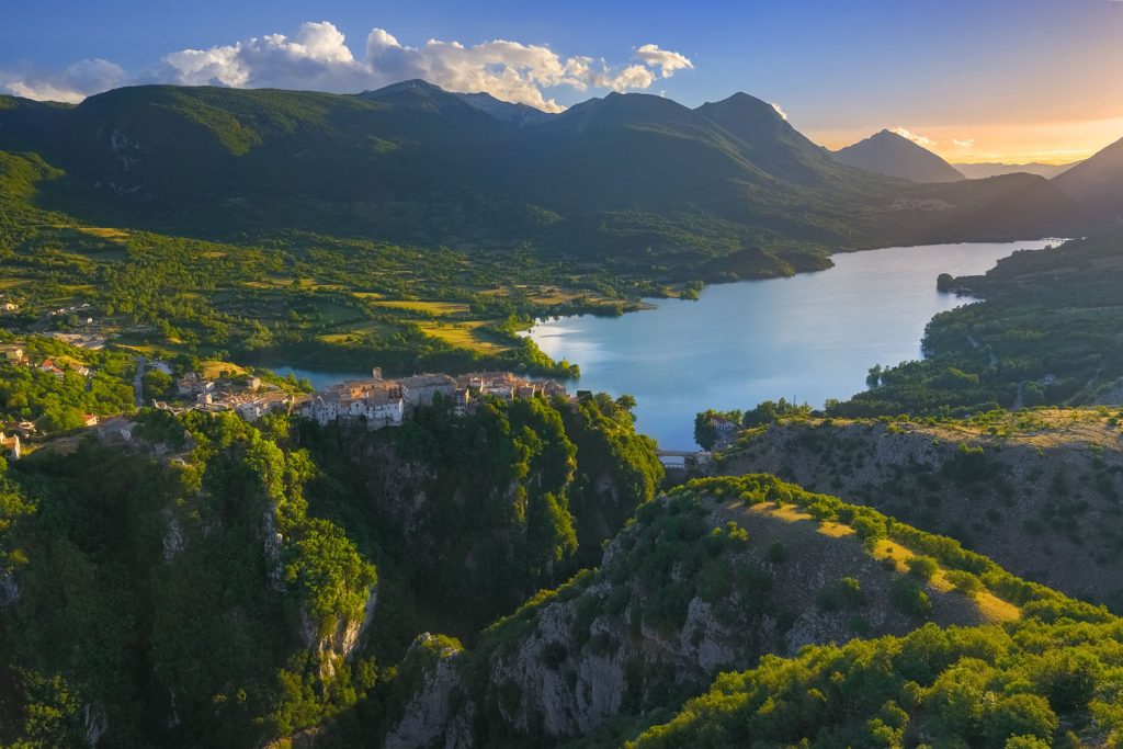 Il lago di Barrea visto dall'alto e sulla sinistra le case arroccate del borgo