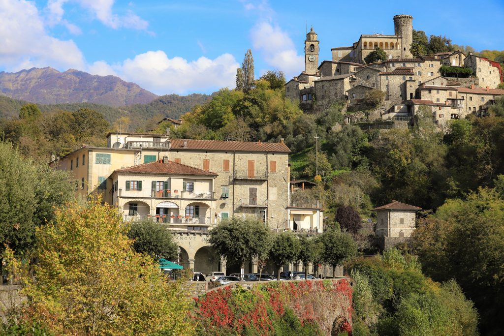 Bagnone, veduta panoramica di borgo e castello - foto Associazione Lunigiana World