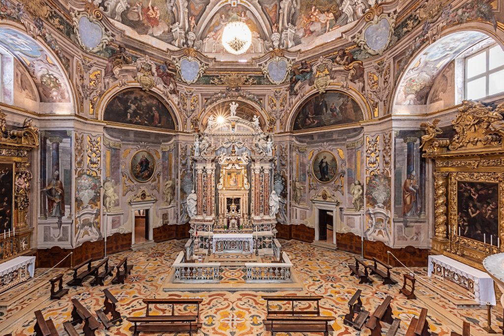 Il presbiterio della chiesa di Santa Maria della Carità, magnifica espressione del Barocco