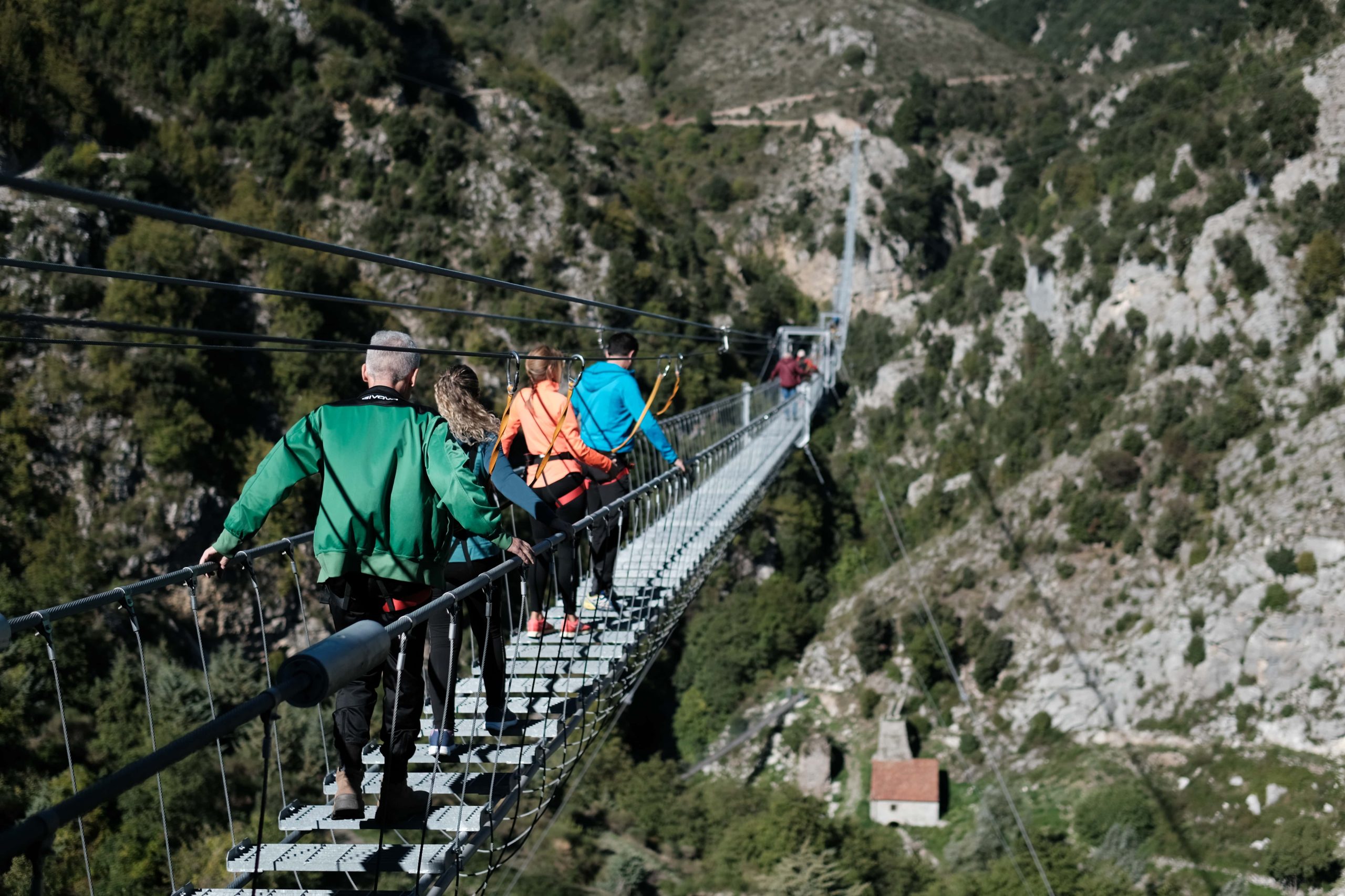 Persone sul ponte tibetano di Castelsaraceno