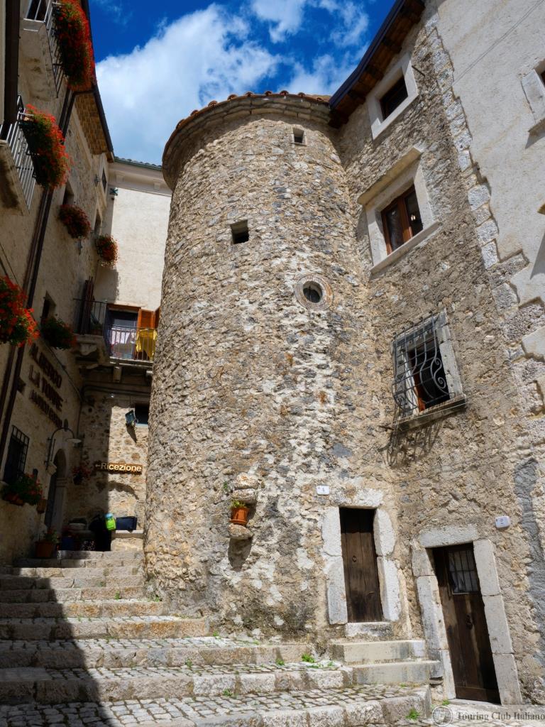 Civitella Alfedena Albergo La Torre Borgo Medievale Torre E Scalinata Lib Cesura Luca Santese Sal2020tour01401377.jpg