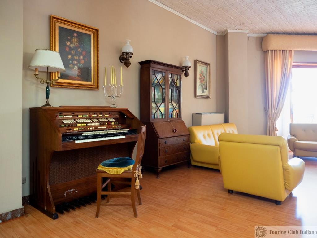 Civitella Alfedena Hotel Valdirose Interno Piano Candelabro Abatjour E Divani Lib Cesura Luca Santese Sal2020tour01401079.jpg