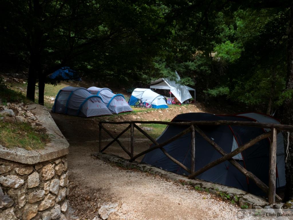 Civitella Alfedena Camping Wolf Interno Campeggio Con Tende Lib Cesura Luca Santese Sal2020tour01400416.jpg